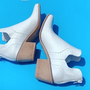 ALTAR'D STATE West Women's White Snakeskin Stacked Heel Ankle Bootie Size 7